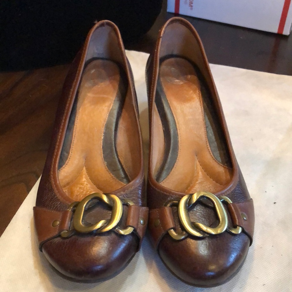 Nuture cushioned insole two-tone leather brushed antiqued gold buckle shoes